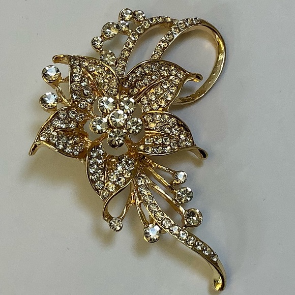Large Gold Toned and Rhinestone Flower Brooch - Picture 5 of 7